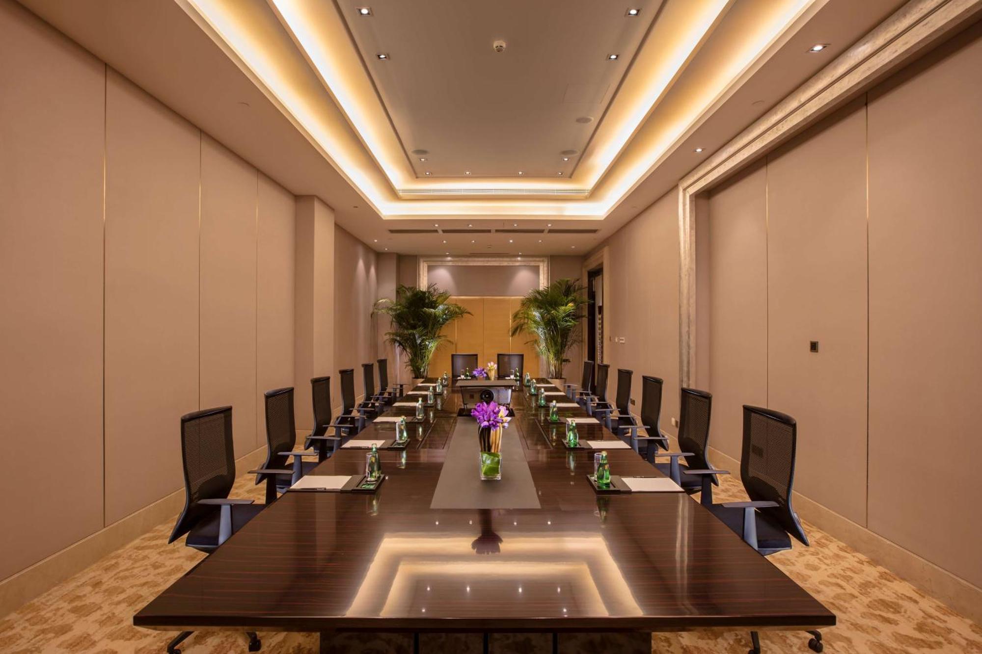 Hilton Wuhan Yangtze Riverside Buitenkant foto