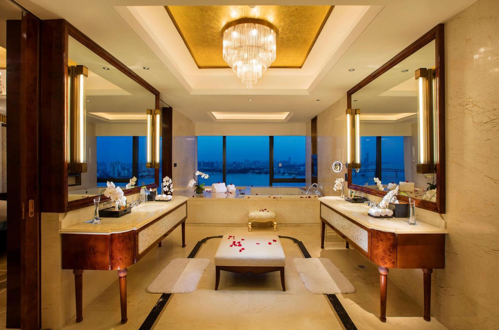 Hilton Wuhan Yangtze Riverside Buitenkant foto