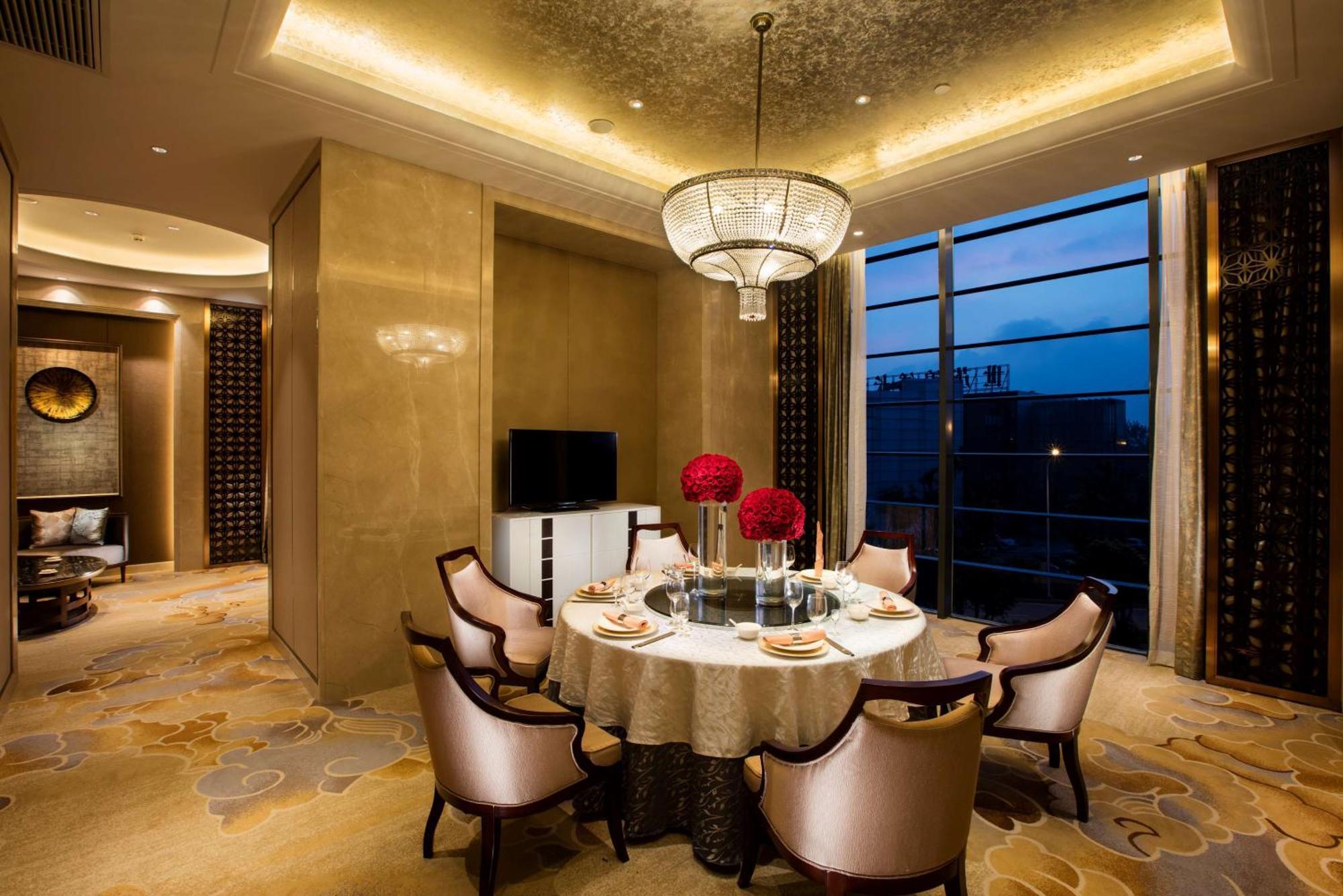 Hilton Wuhan Yangtze Riverside Buitenkant foto