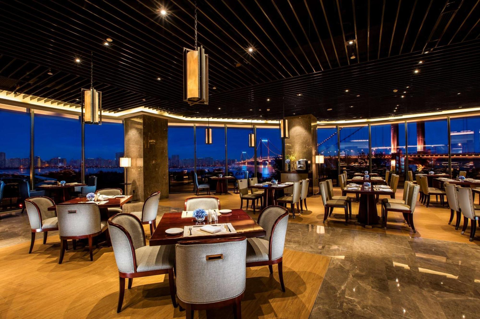 Hilton Wuhan Yangtze Riverside Buitenkant foto
