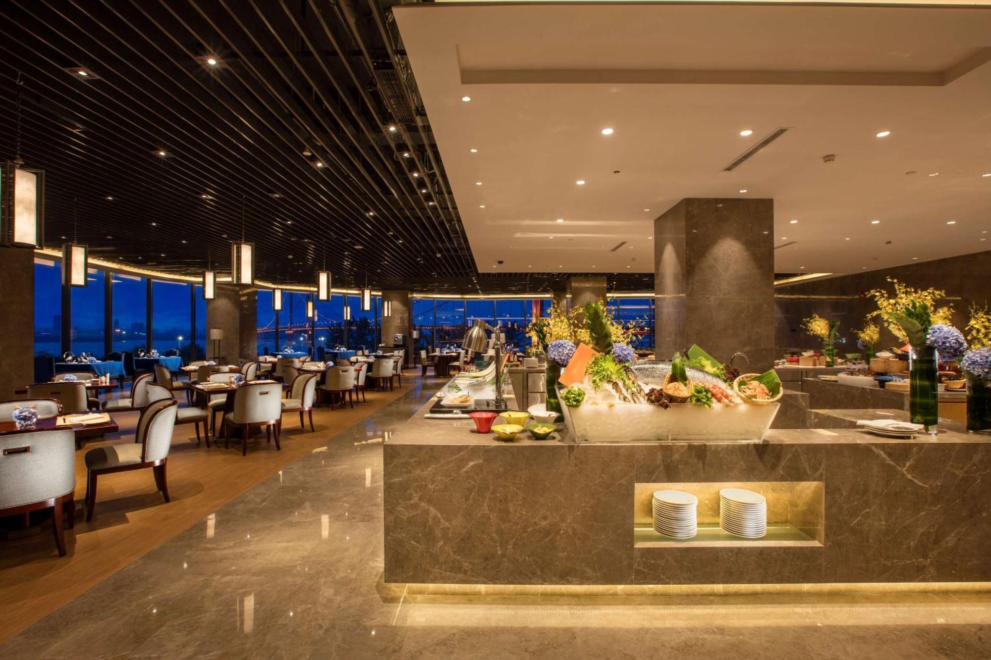 Hilton Wuhan Yangtze Riverside Buitenkant foto