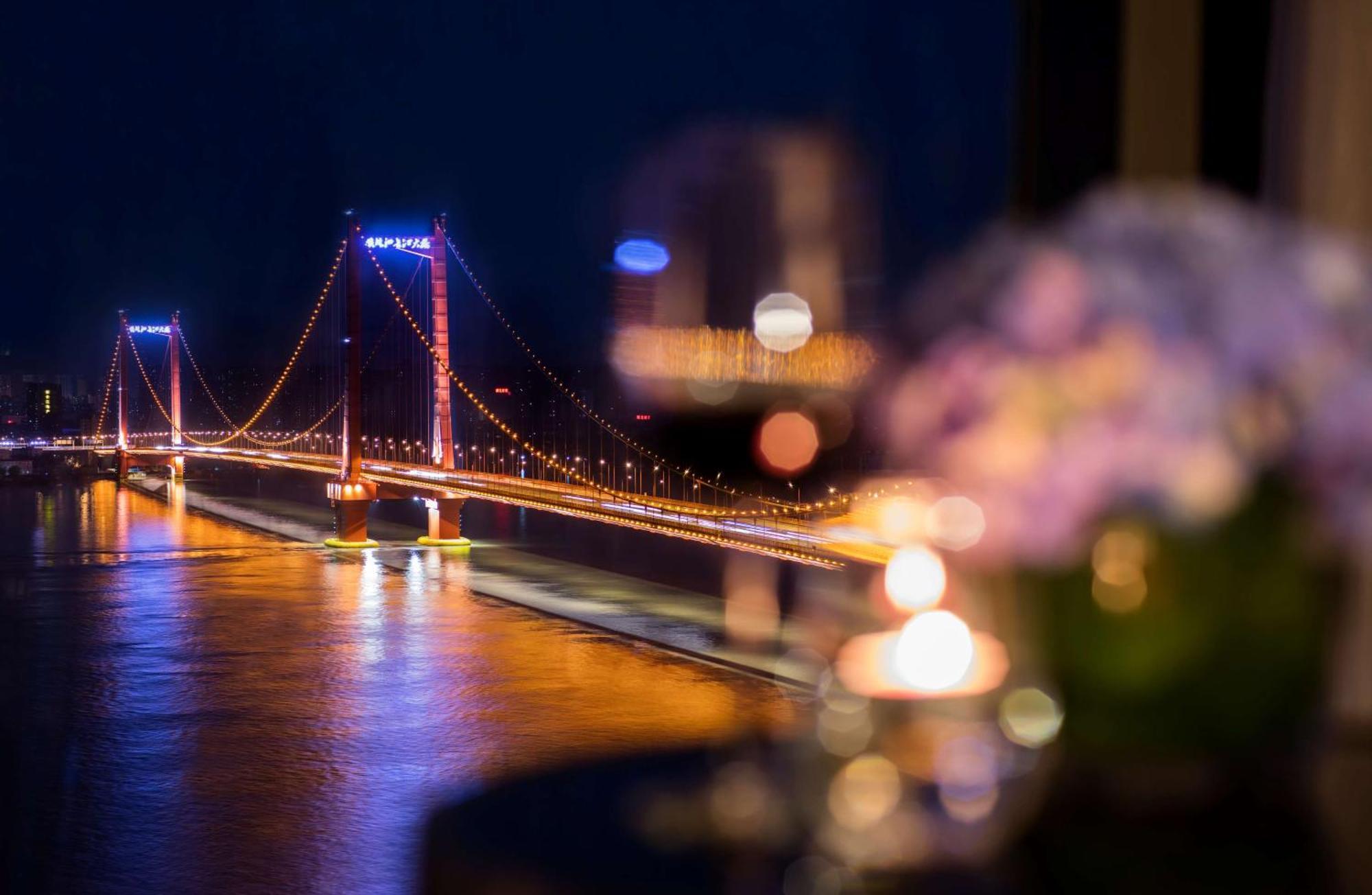 Hilton Wuhan Yangtze Riverside Buitenkant foto