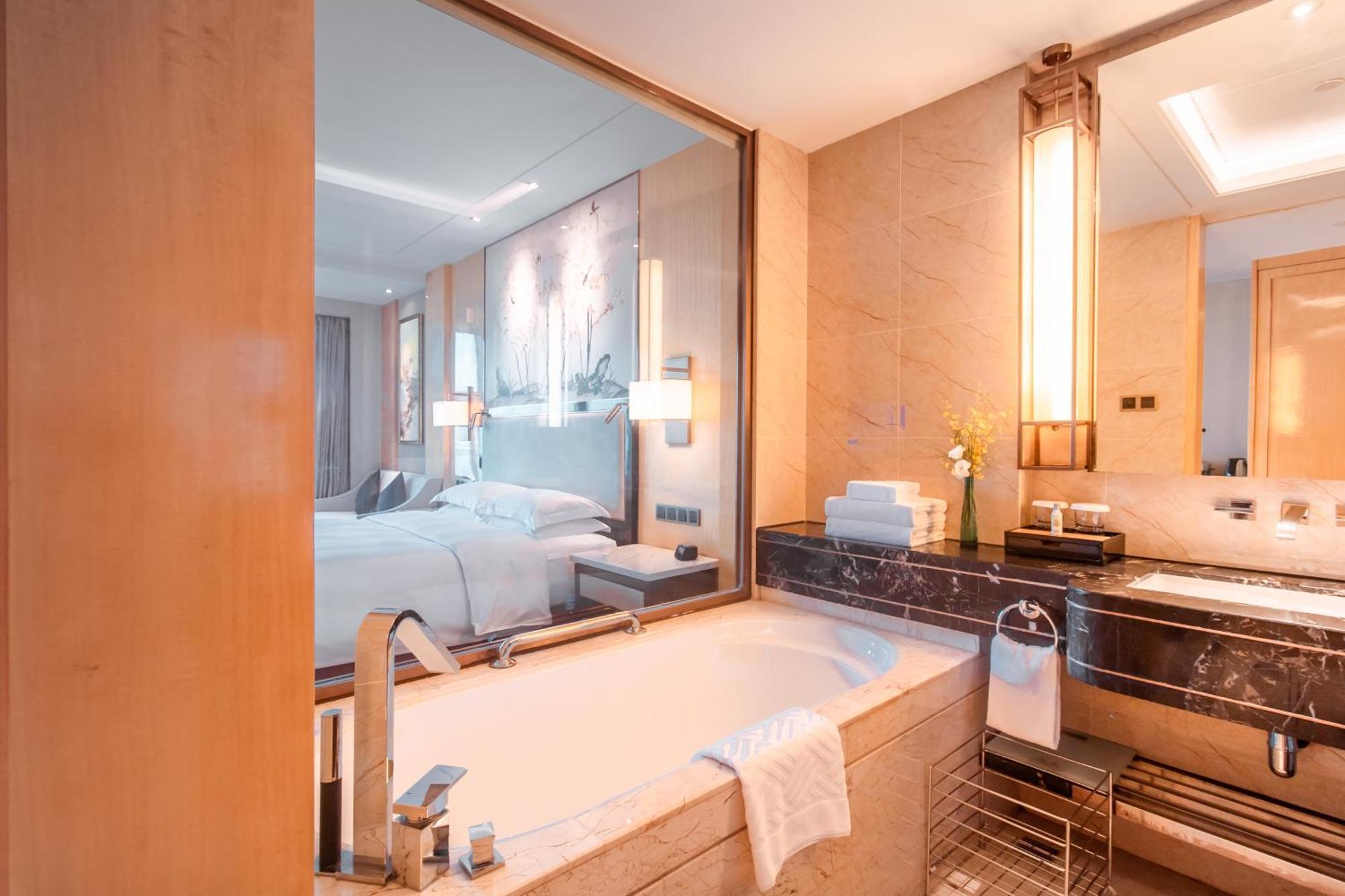 Hilton Wuhan Yangtze Riverside Buitenkant foto
