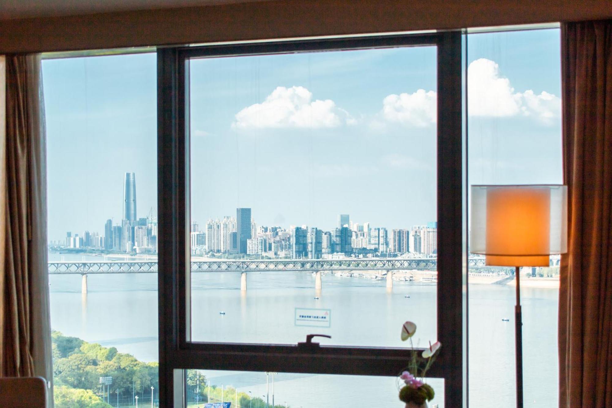 Hilton Wuhan Yangtze Riverside Buitenkant foto